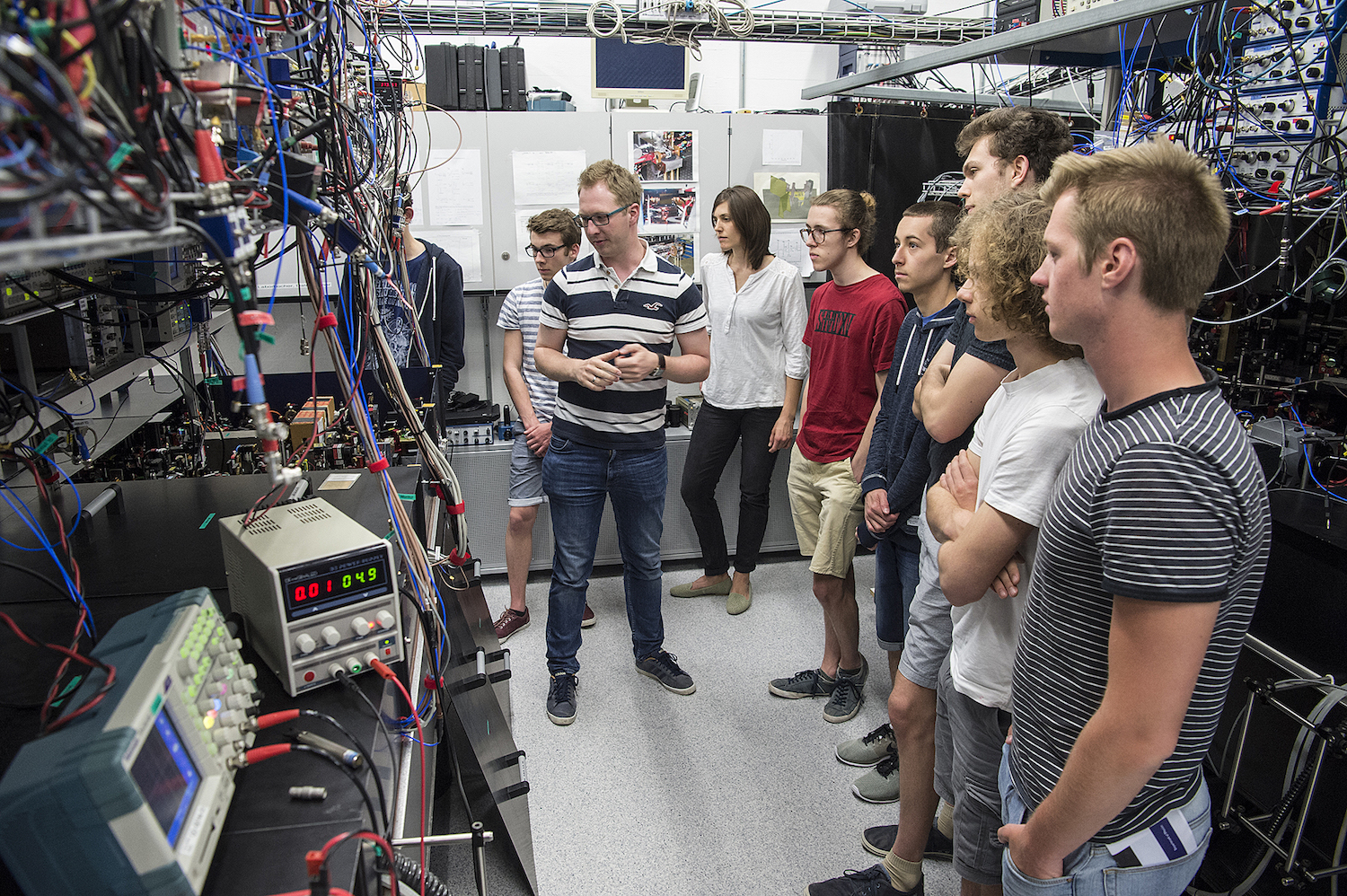 Enlarged view: Michael Messer guiding through the labs of the Quantum Optics Group