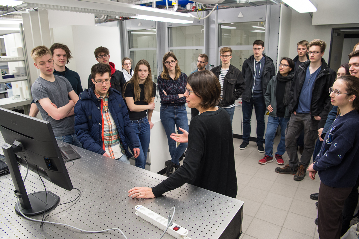 In her laboratory on the campus Hönggerberg in Zurich, ETH professor Rachel Grange explains the basic principle of her research to the “Honours Academy Students” group from the Dutch Radboud University Nijmegen. (Photo: ETH Zurich / D-PHYS Heidi Hostettler)
