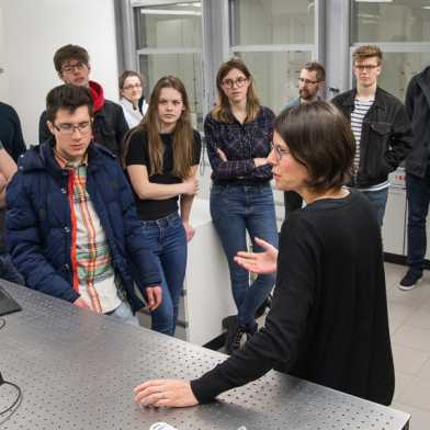 ETH Professorin Rachel Grange erklärt in ihrem Labor am Campus Hönggerberg in Zürich der Gruppe «Honours Academy Students» der niederländische Radboud University Nijmegen das Grundprinzip ihrer Forschung. 