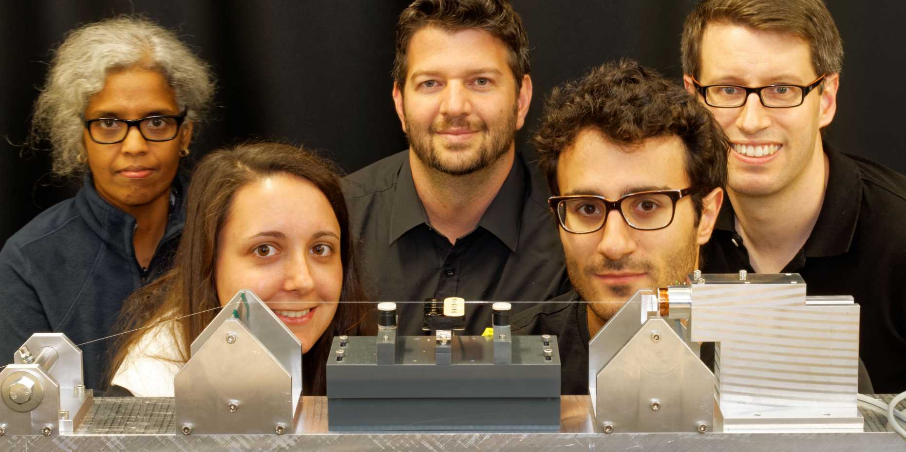 A close exchange of experimental and theoretical physics: (from left to right) theoretical physicist Chitra Ramasubramanian, master student experiment Anina Leuch, theoretical physicist Oded Zilberberg, PhD student theoretical physics Luca Papariello, experimental physicist Alexander Eichler (Photo: ETH Zurich / Alexander Eichler)