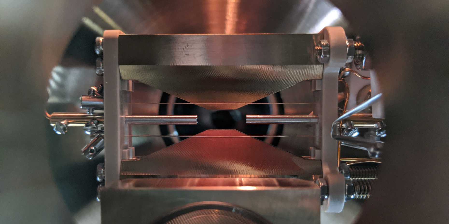 Detail of the ion trap specially constructed for the Technorama (Photo: ETH Zurich / Matt Grau)