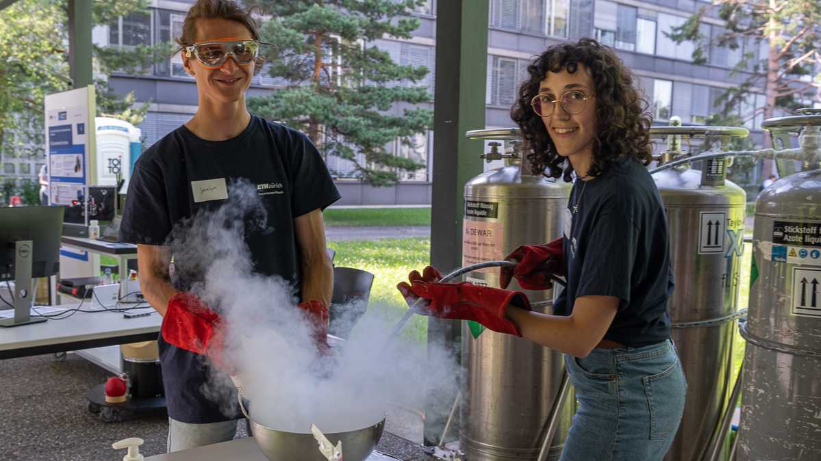 Ice (cream) at its best: Jocelyn Terle and Marta Perego, researchers from the Ensslin group, prepared delicious chocolate ice cream with liquid nitrogen. 