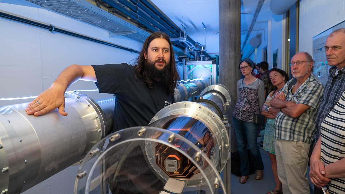 One of the quantum laboratories in the underground on the Hönggerberg campus. Josua Schär, an engineer in Andreas Wallraff's research group, explains the thirty-metre-long quantum connection. 