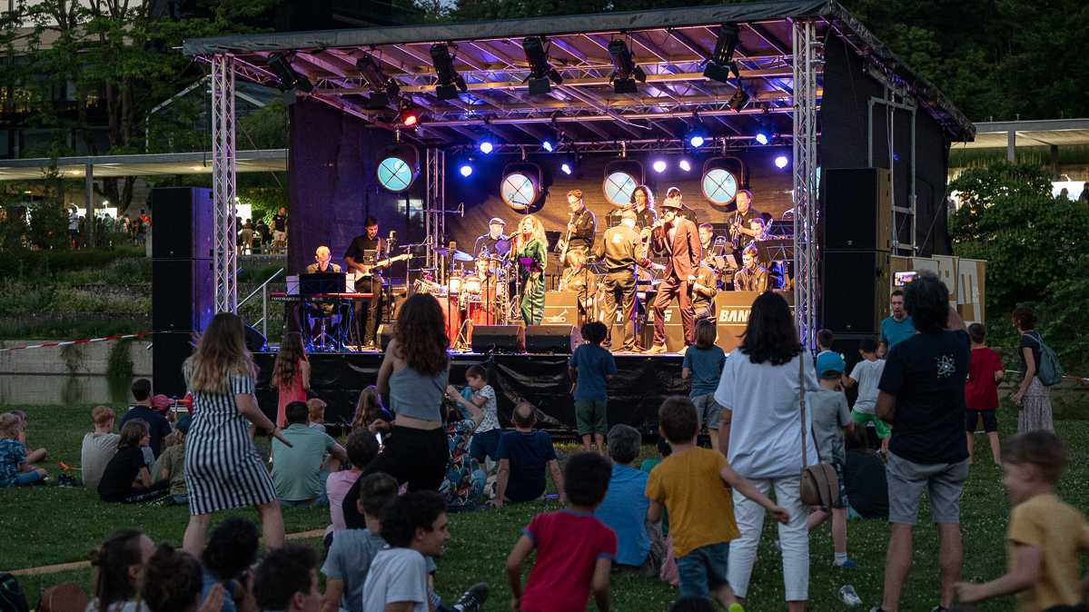 Live music performed by the ETH Big Band contributed to a festival atmosphere. 