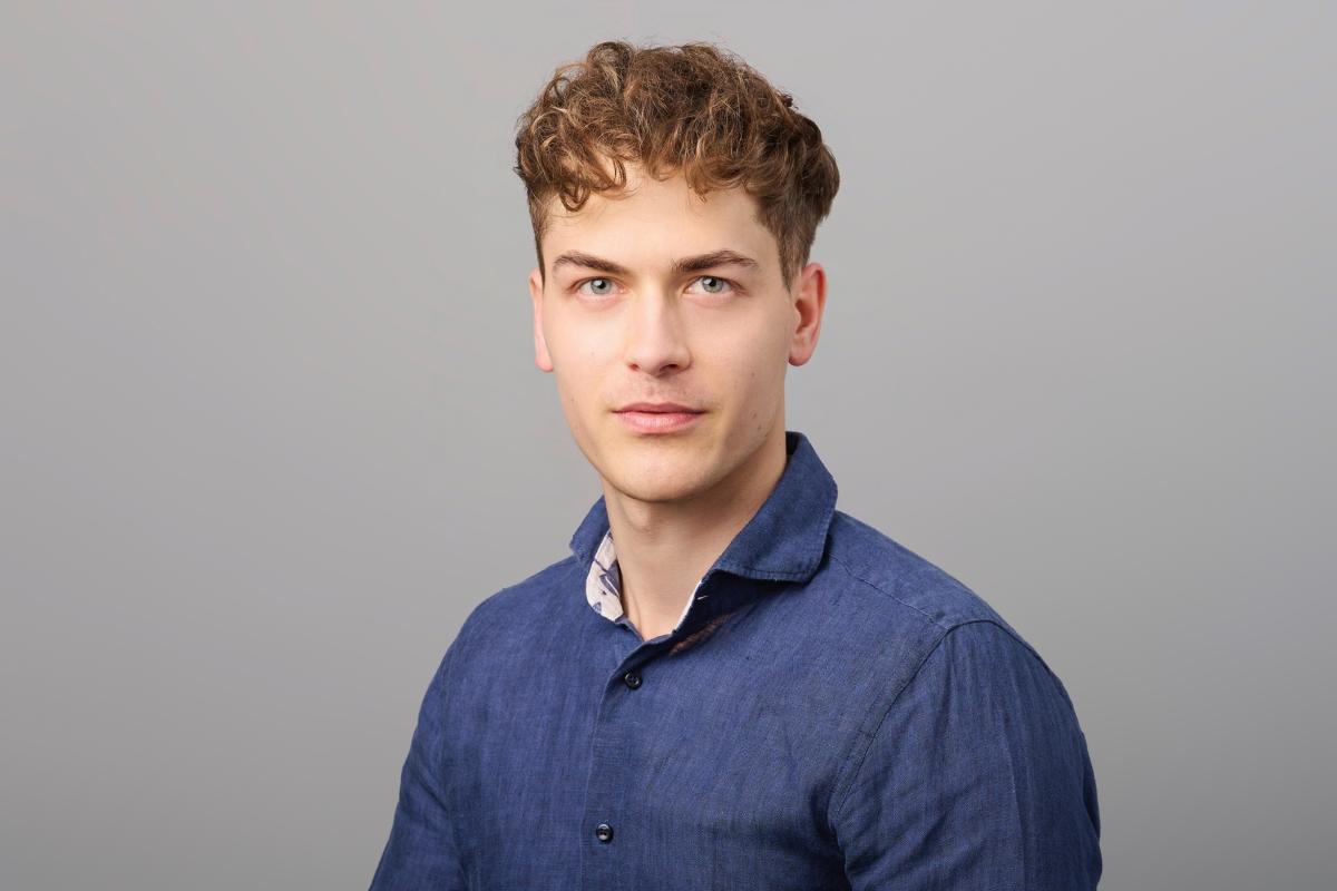 Dr.  Niklas Houba