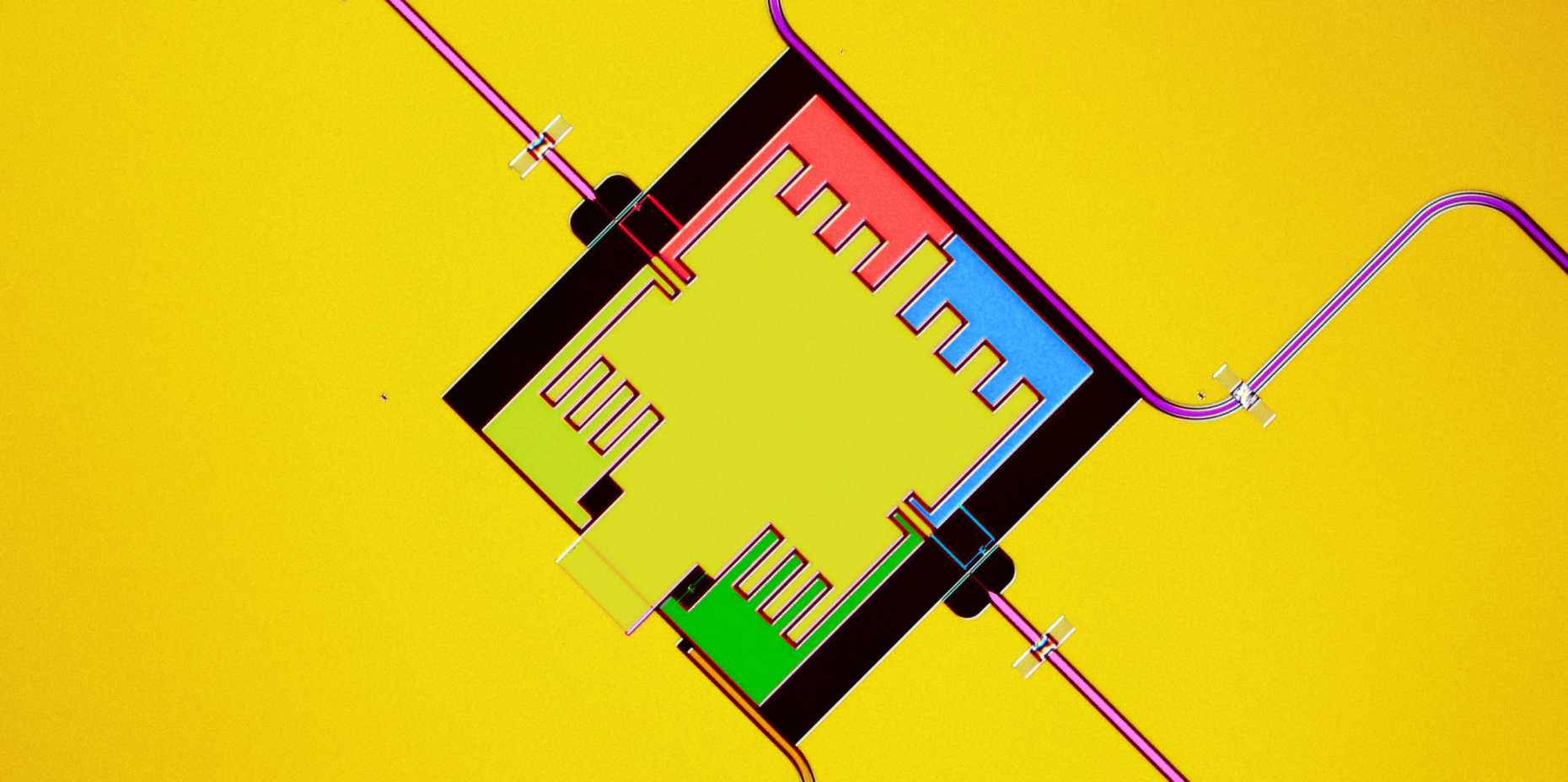 Vergrösserte Ansicht: Bild einer Schaltung mit drei Qubits, mit der die Umwandlung von Licht simuliert werden kann. Die drei Qubits (in rot, blau und grün) sammeln die Mikrowellenstrahlung aus dem violetten Hohlleiter. Dank dem Rauschsignal, das über die rosa Zuflusslinien eingebracht wird, wird die Energie zum Ausgangsresonator transportiert. (Bild: ETH Zurich, Quantum Device Lab, A. Potočnik)