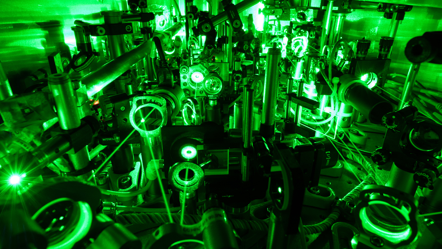 Hochleistungslasersystem (OPCPA) im Labor der Forschungsgruppe «Physik von ultraschnellen Lasern" an der ETH Zürich, das für die Experimente verwendet wurde [3].