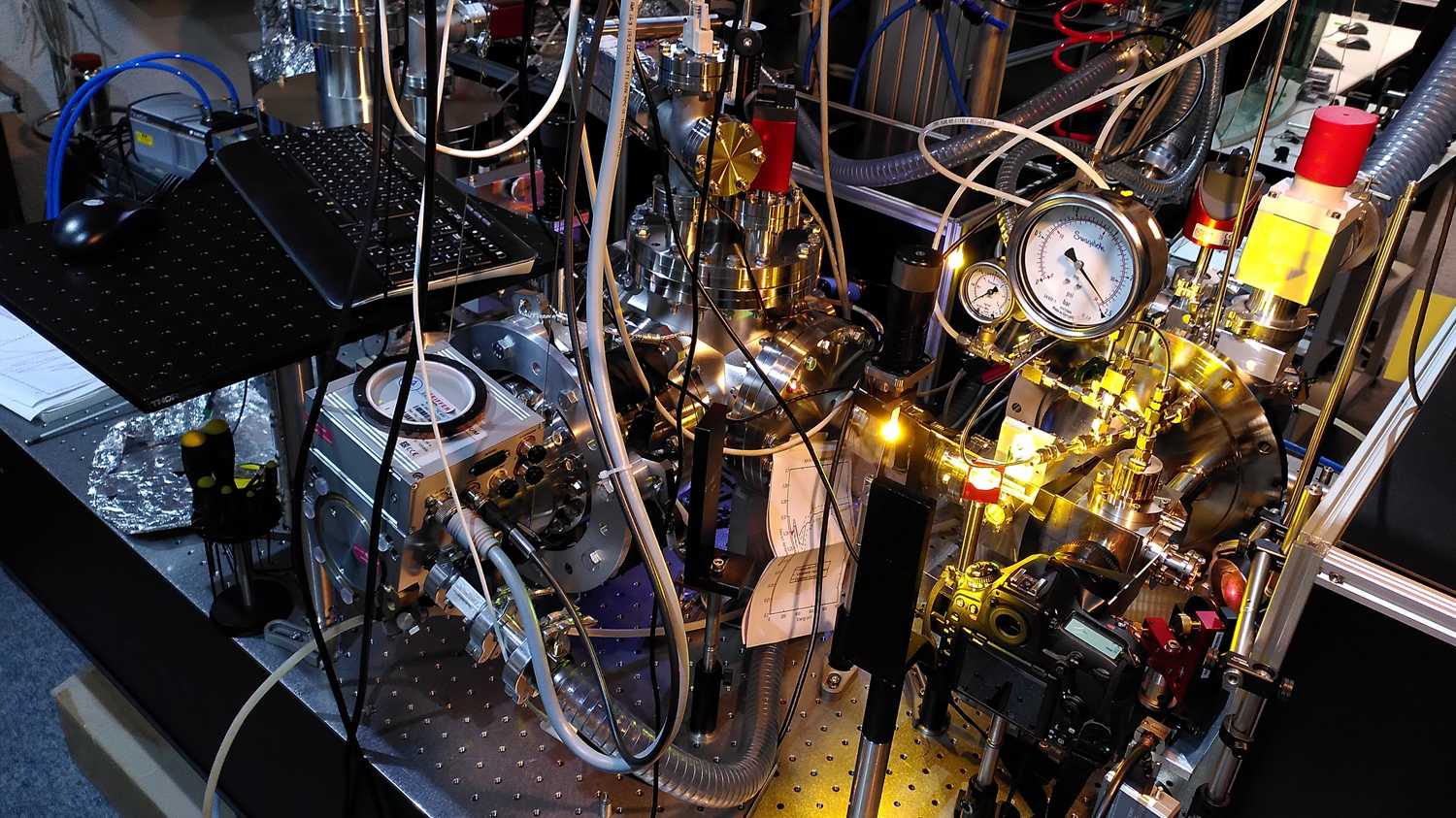 Experimenteller Aufbau im Labor der Forschungsgruppe «Kurzzeit-Laserphysik» [1]. 