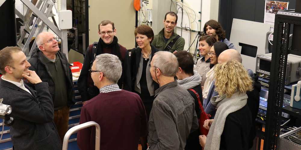 Vergrösserte Ansicht: Lehrkräfte der Kantonsschule Wetzikon im Quantum Device Lab der Gruppe Prof. Andreas Wallraff.