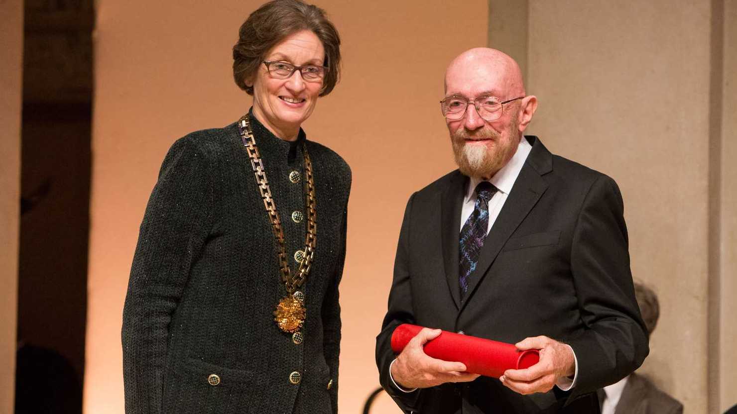 Vergrösserte Ansicht: Kip Thorne mit ETH-Rektorin Sarah Springman.