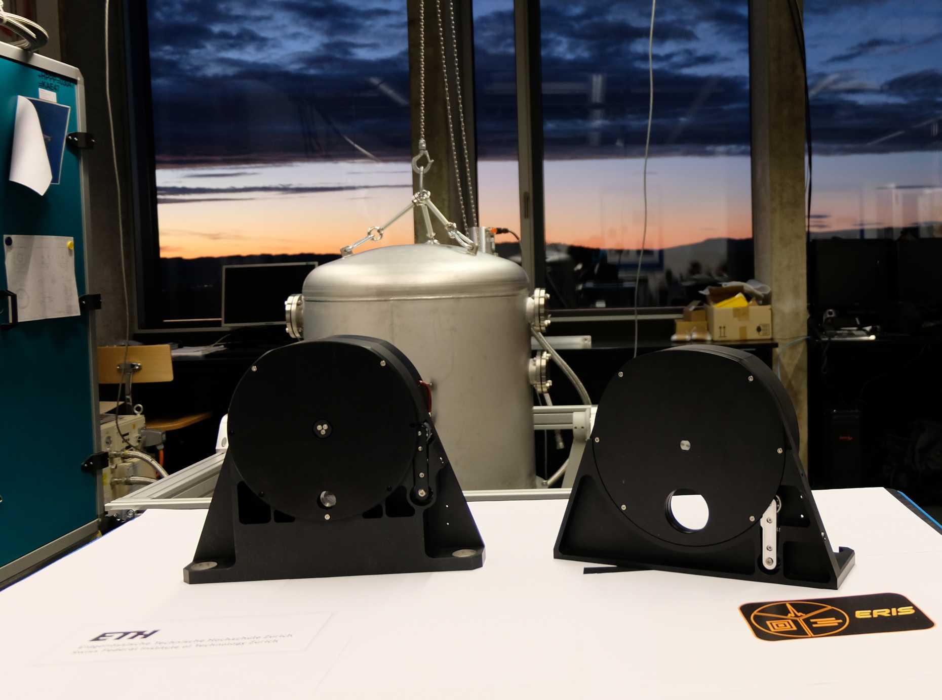 Vergrösserte Ansicht: Das Pupillen- und Filterrad (links) und das Blendenrad (rechts) im Labor für astronomische Instrumente, vor der Auslieferung.