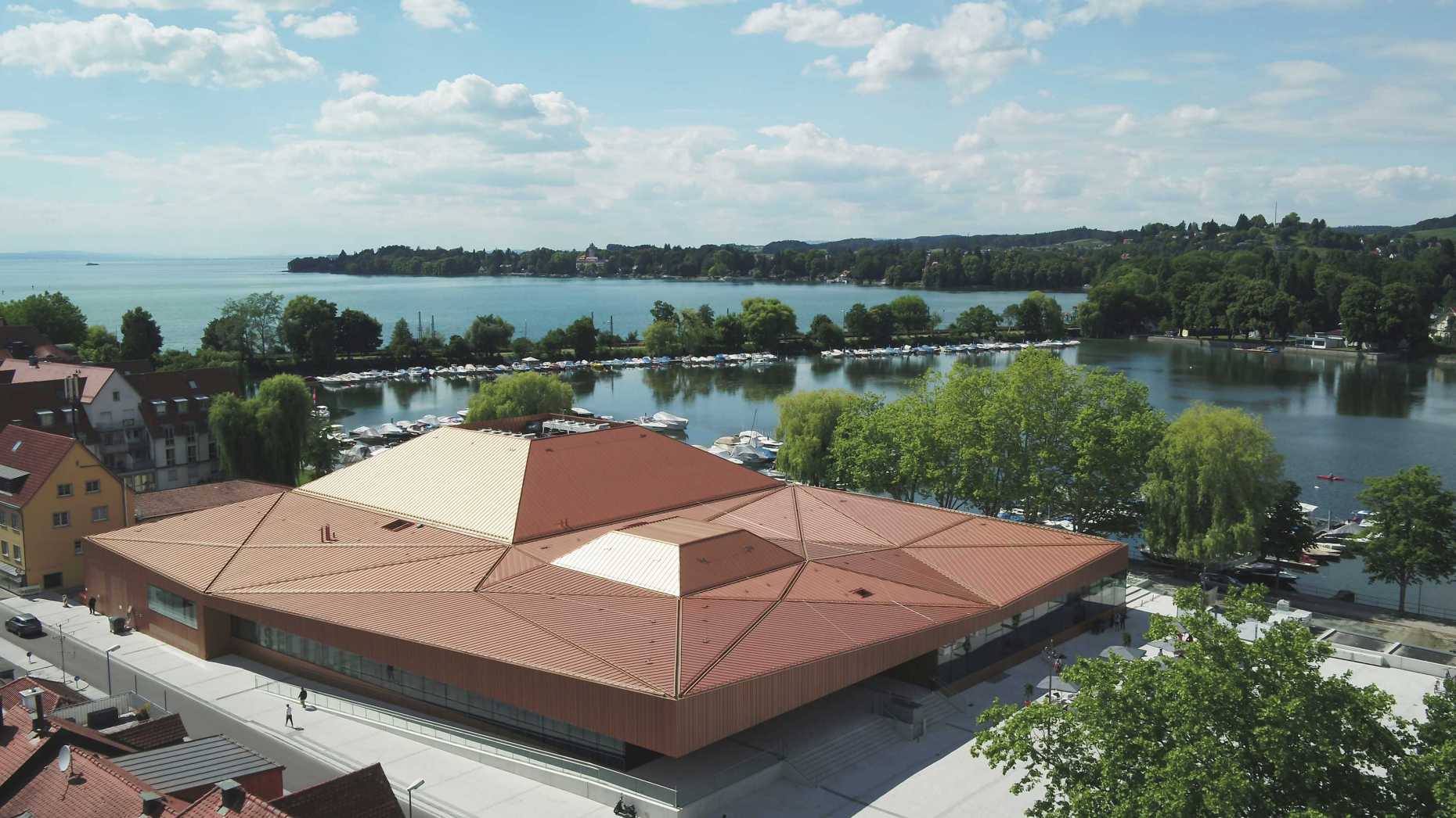Vergrösserte Ansicht: Der Tagungsort Inselhalle in Lindau. (Foto: Till Beckert / Nobelpreisträgertagung Lindau)