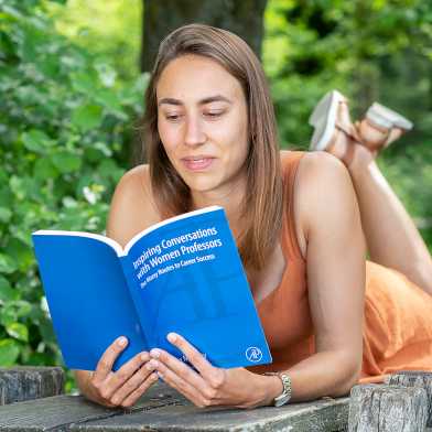 “Inspiring Conversations with Woman Professors” – Plan your future career steps in research. Easily written, the book is also suitable for reading on the move. (Photo: ETH Zurich/D-PHYS Heidi Hostettler)