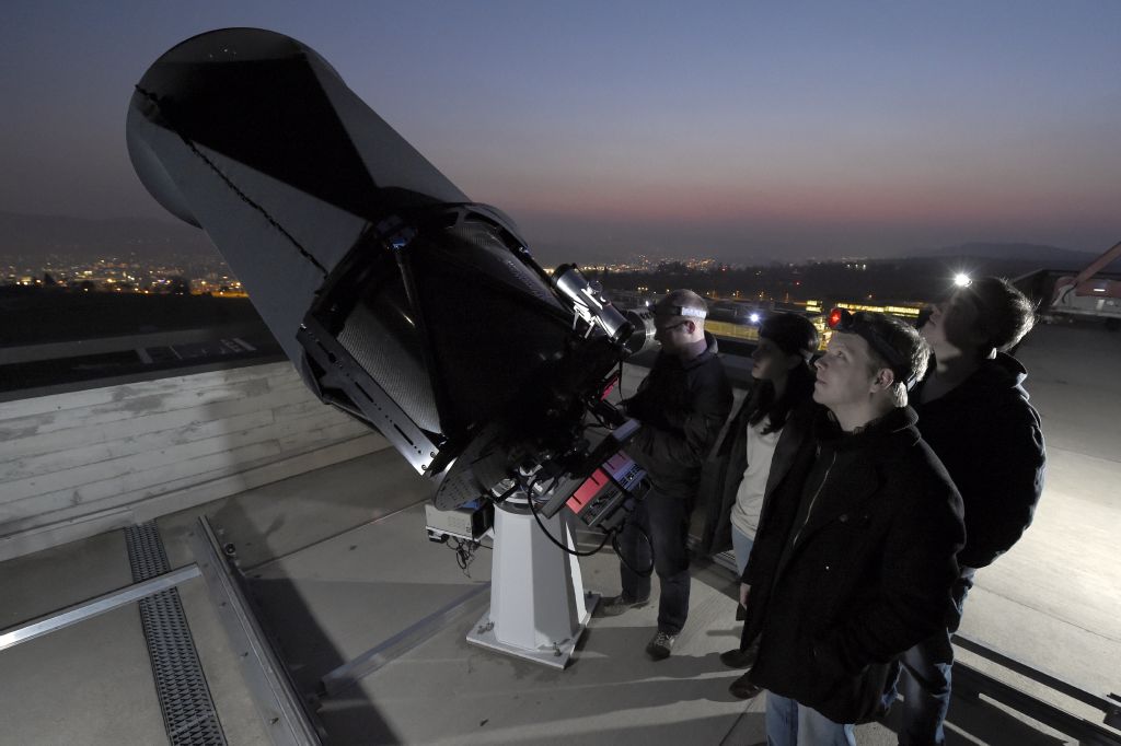 Physikstudierende am 50-cm Teleskop auf dem Campus Hönggerberg der ETH Zürich. (Foto: ETH Zürich/D-PHYS Heidi Hostettler)