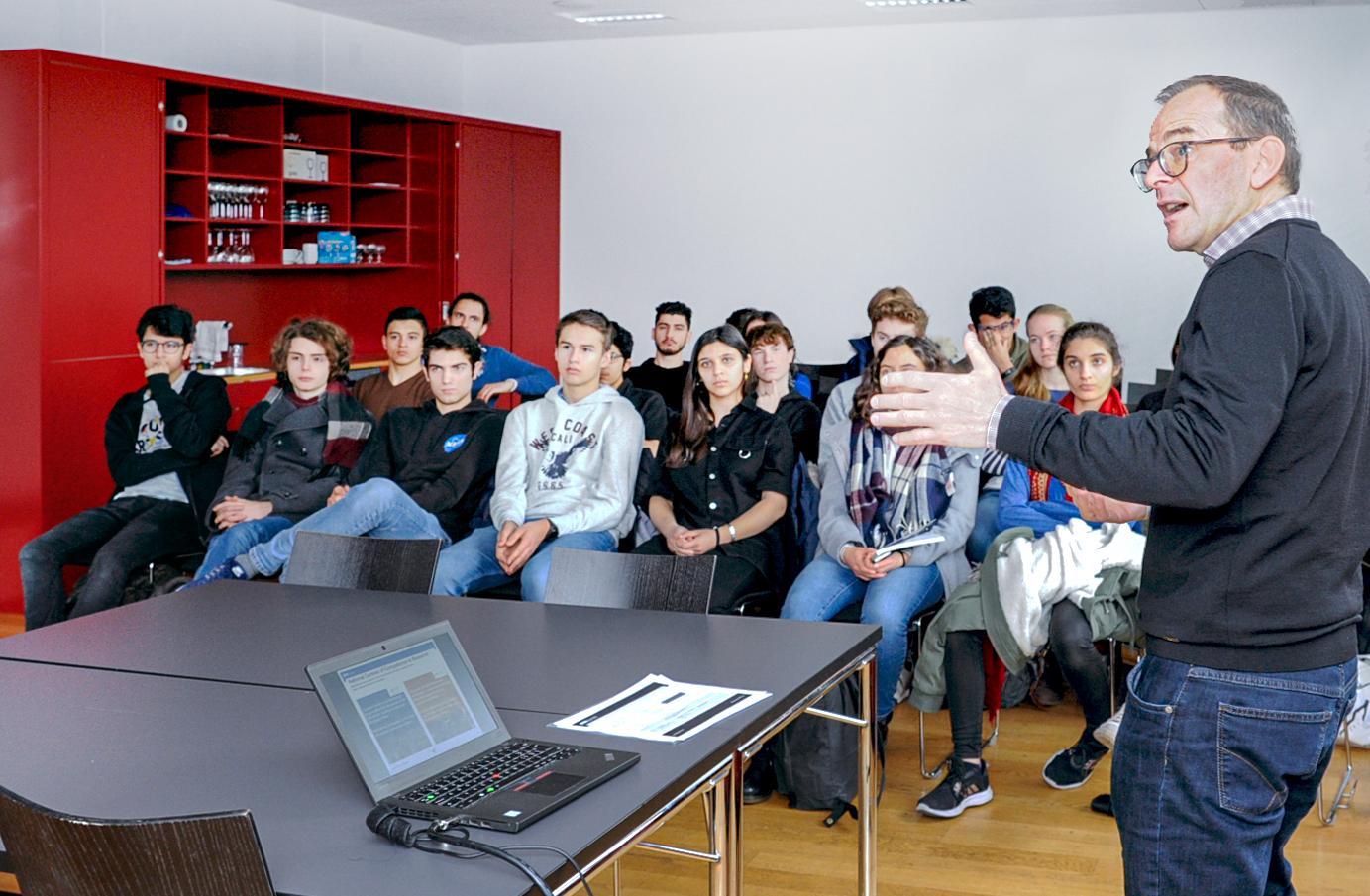 Prof. Andreas Vaterlaus bietet in der «SYPT Physics Week 2020» Einblick die Struktur des Departements und gibt Informationen zum Studium am Departement Physik der ETH Zürich. (Foto: ETH Zürich/D-PHYS Heidi Hostettler)