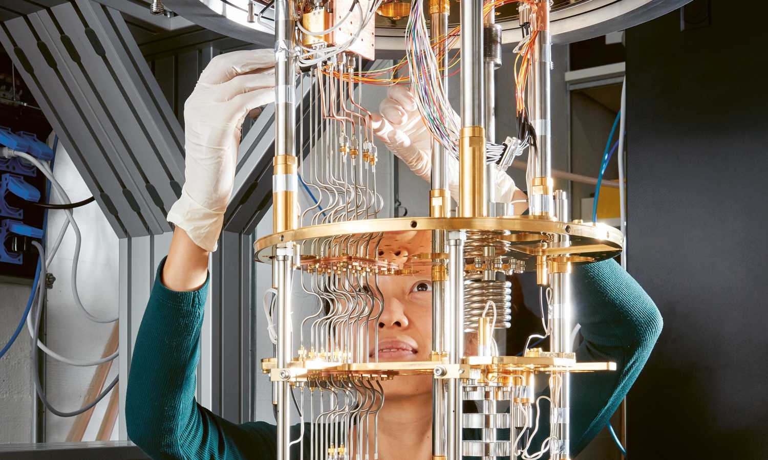 Professorin Yiwen Chu in ihrem Labor des Departements Physik der ETH Zürich an der Arbeit am Kryostaten (Bild: ETH Foundation/Das Bild)