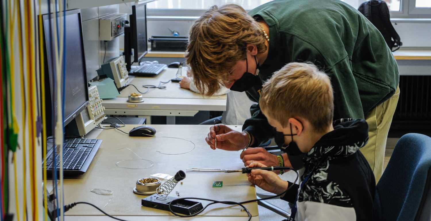 Löten der Diode für die Taschenlampe im Lehrlabor (Foto: ETH Zürich, Hanna VandeVondele)