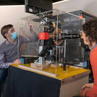 Der Prototyp der Ionenfalle im Technorama beim Testen durch das Team. Vlnr: Natascha Hedrich, Ilia Sergachev von der ETH Zürich, Marco Miranda vom Technorama. (Foto: ETH Zürich/ Heidi Hostettler)