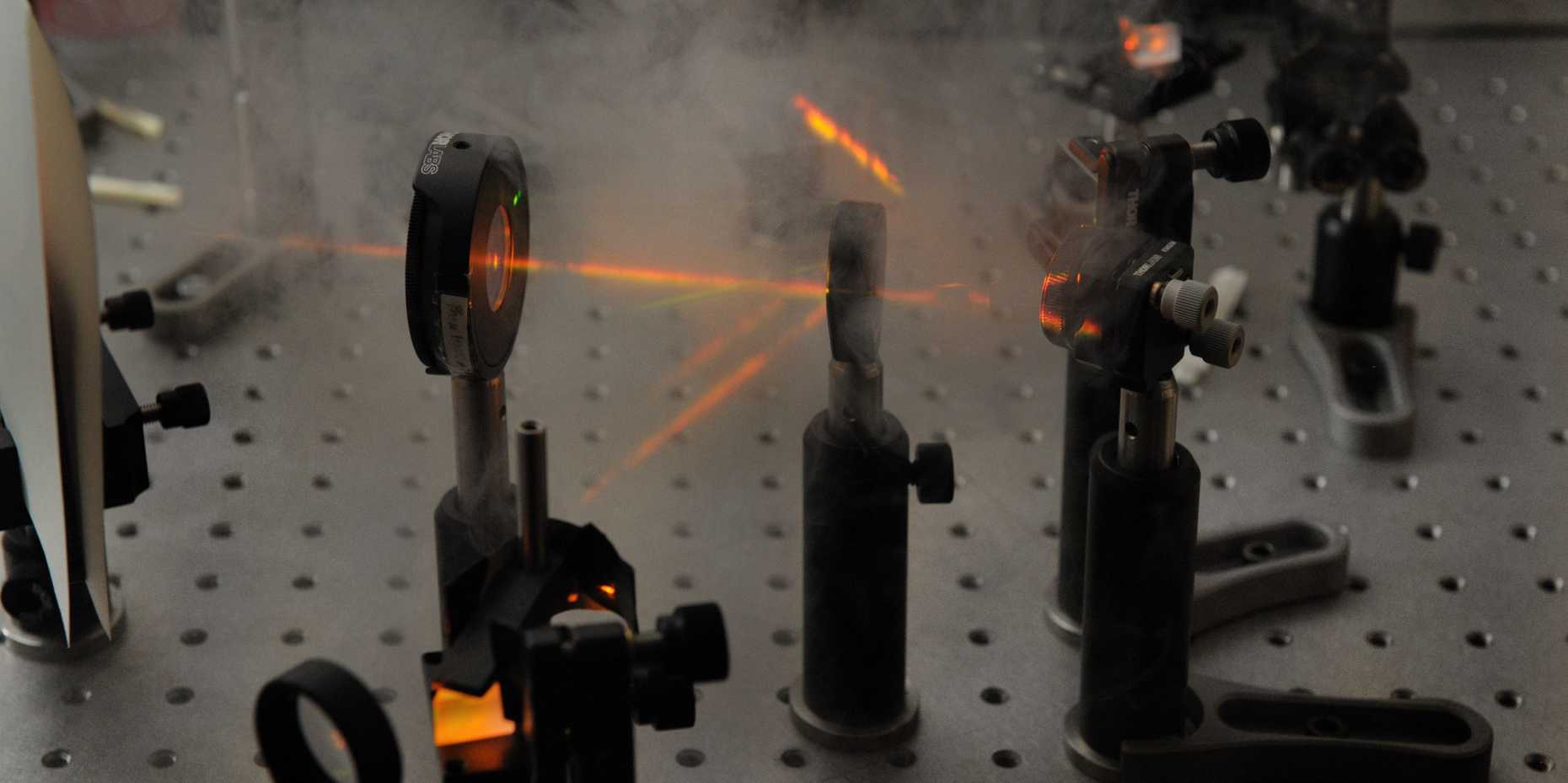 Aufbau eines Photonen-Experiments (Foto: Universität Bern, Tomas Wüthrich)