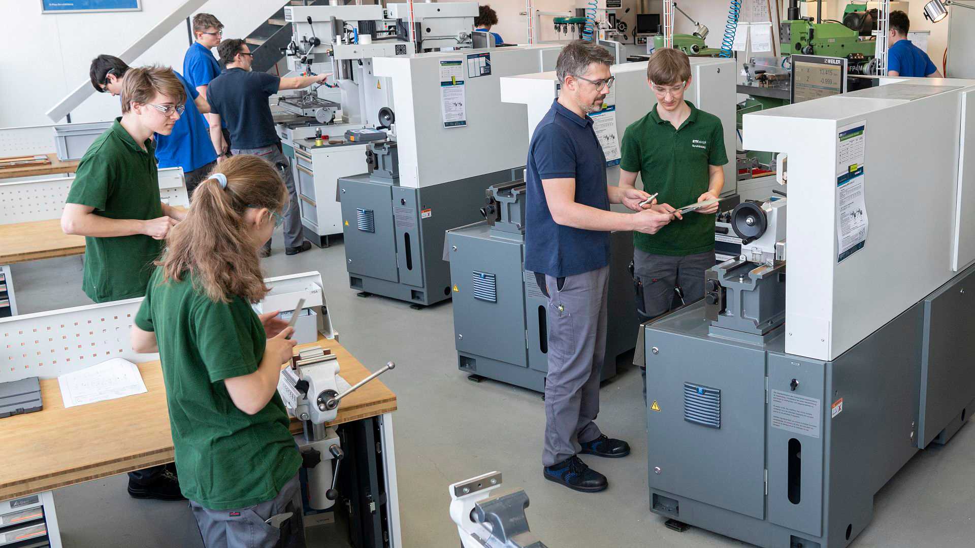 Lernende in der mechanischen Lehrwerkstatt am Departement Physik der ETH Zürich