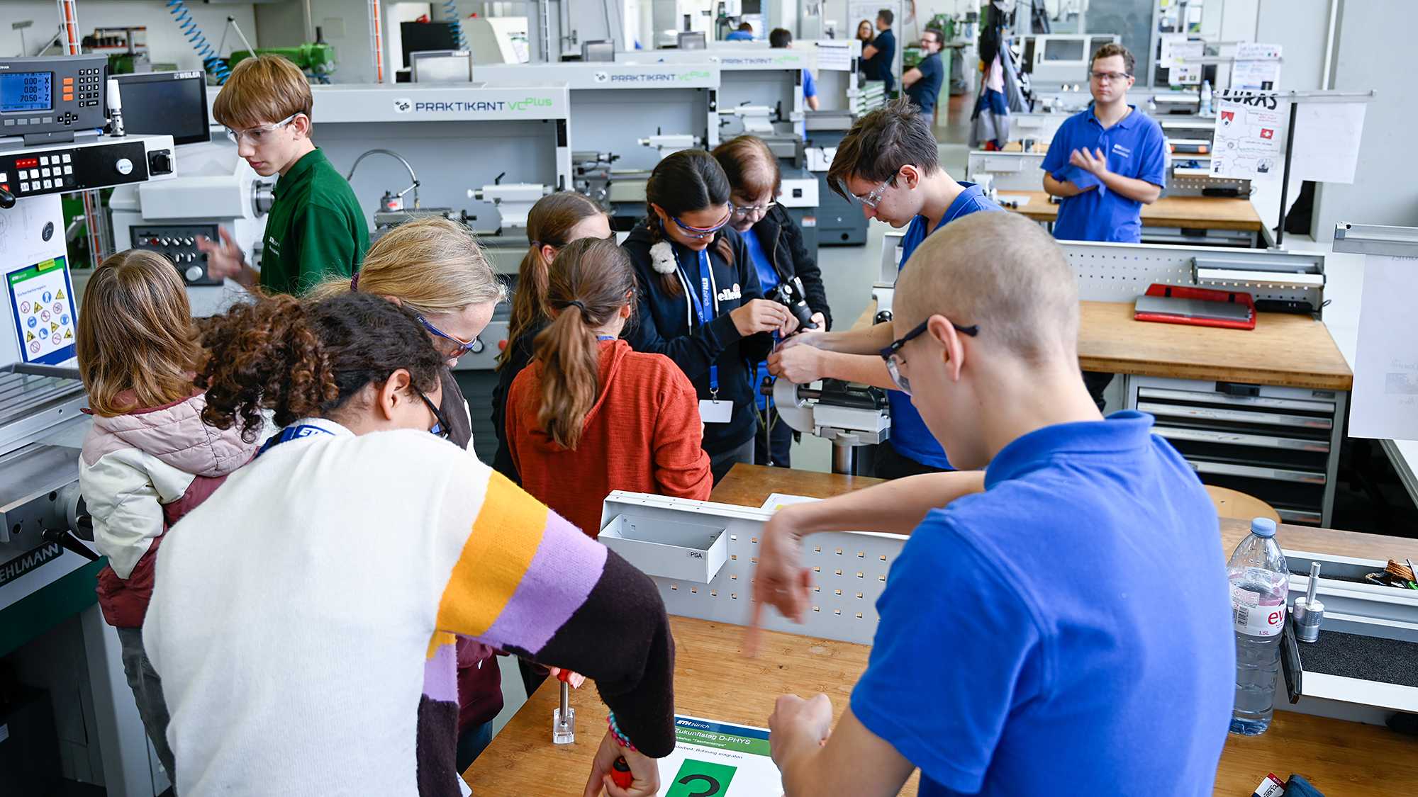 In der Lehrwerkstatt des Departements Physik werden die Gehäuse im CNC-Fräser gefräst und Löcher im Gehäuse angesenkt. 