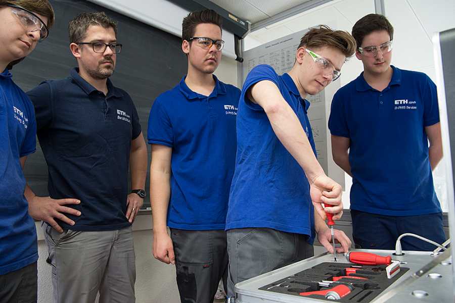 Vergrösserte Ansicht: Überbetrieblicher Kurs „Montagetechnik und Pneumatik“
