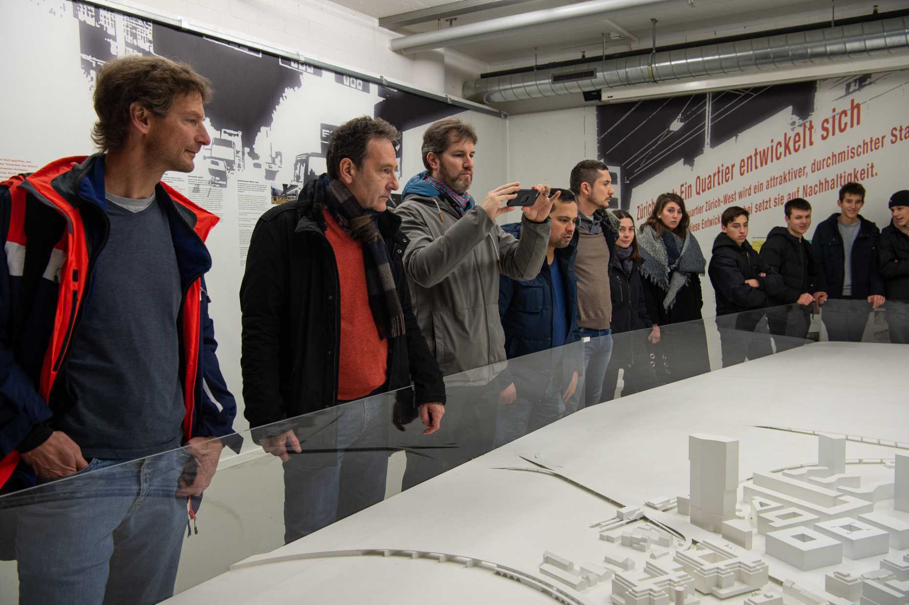 Führung vor Stadtmodell im Technopark Zürich