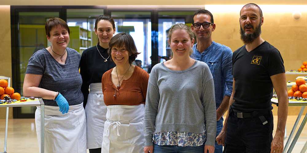 Serviceteam – neu dabei und im Departement für die Berufsbildung zuständig ist Jessica Gmür, vierte von links. (Foto: ETH Zürich/D-PHYS Martin Klöckner)