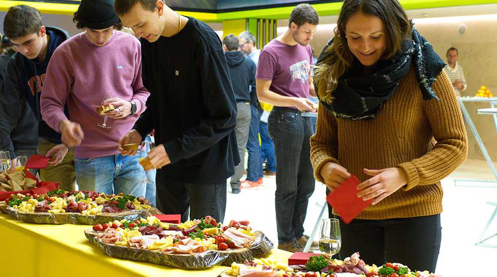 Apérobuffet frisch vor Ort zusammengestellt (Foto: ETH Zürich/D-PHYS Martin Klöckner)
