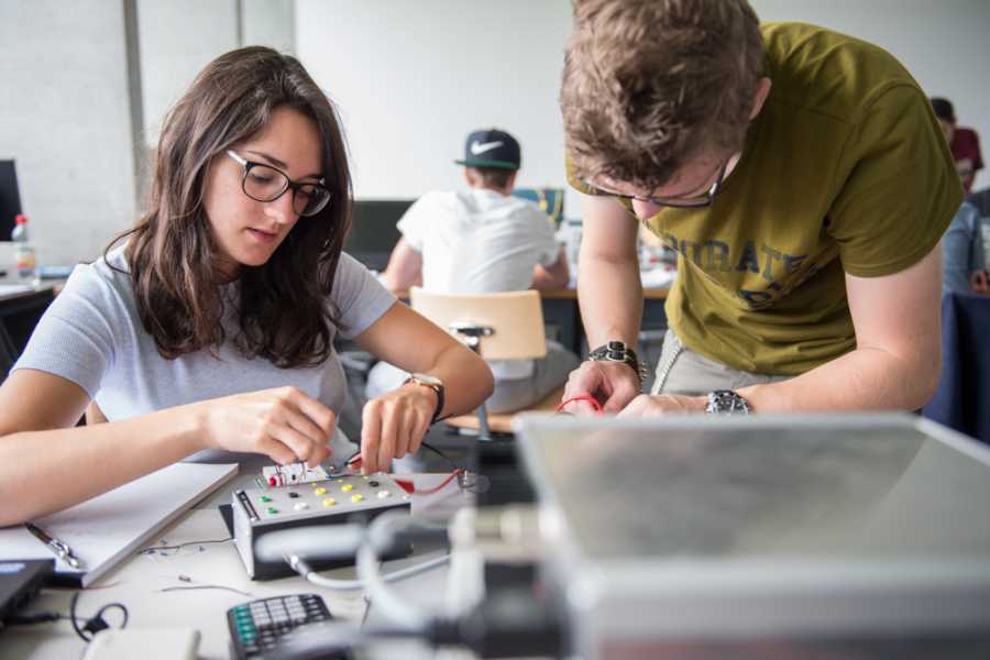 Vergrösserte Ansicht: Berufsbildung Physiklaboranten Messtechnik