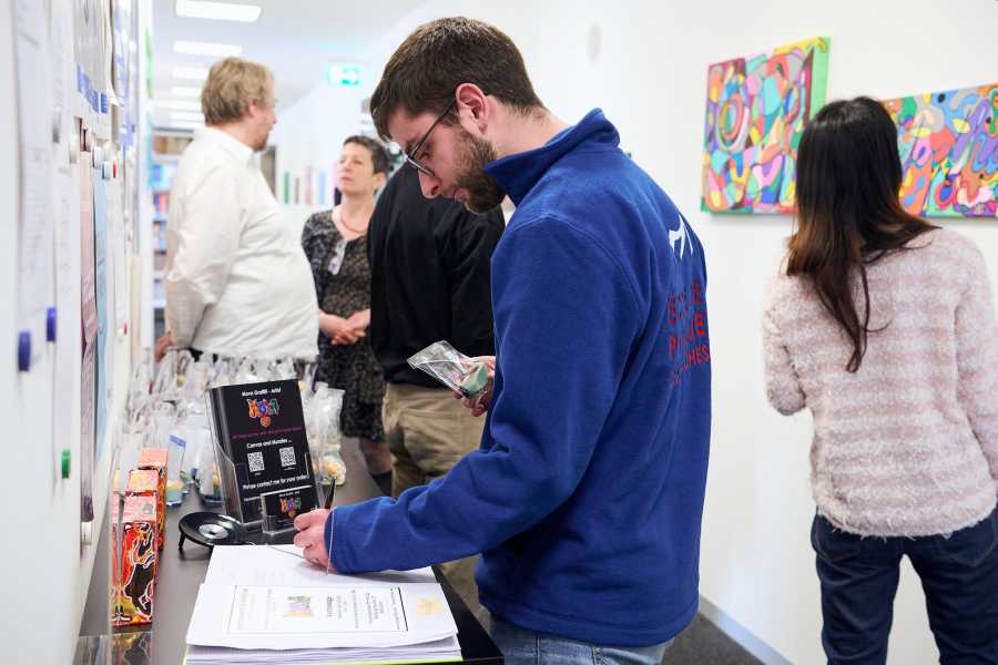 Vergrösserte Ansicht: Vernissage Physik-Bibliothek