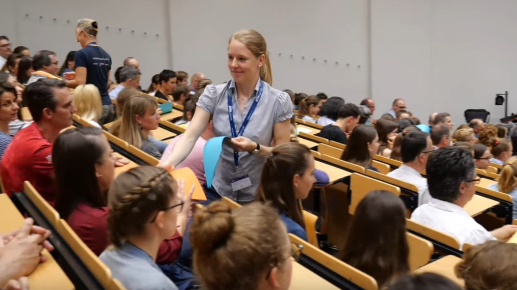 Kangaroo goes Science: Vorller Vorlesungssaal, viele junge Frauen