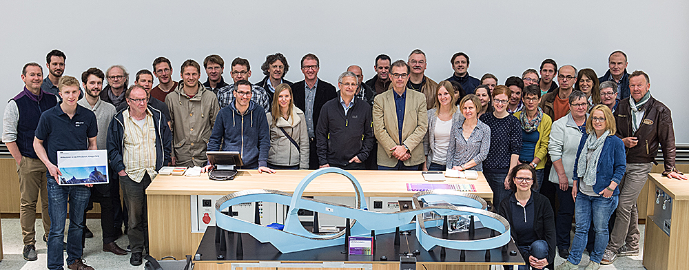 Enlarged view: Teachers of the Cantonal Middle School Uri, with the leviatation-train experiment.