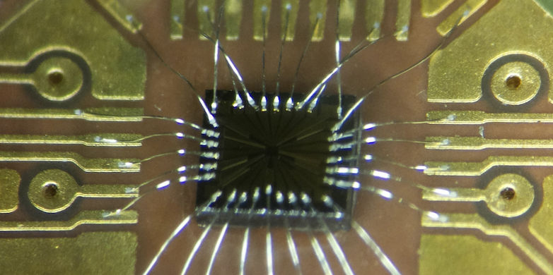 Enlarged view: Quantum simulation chip