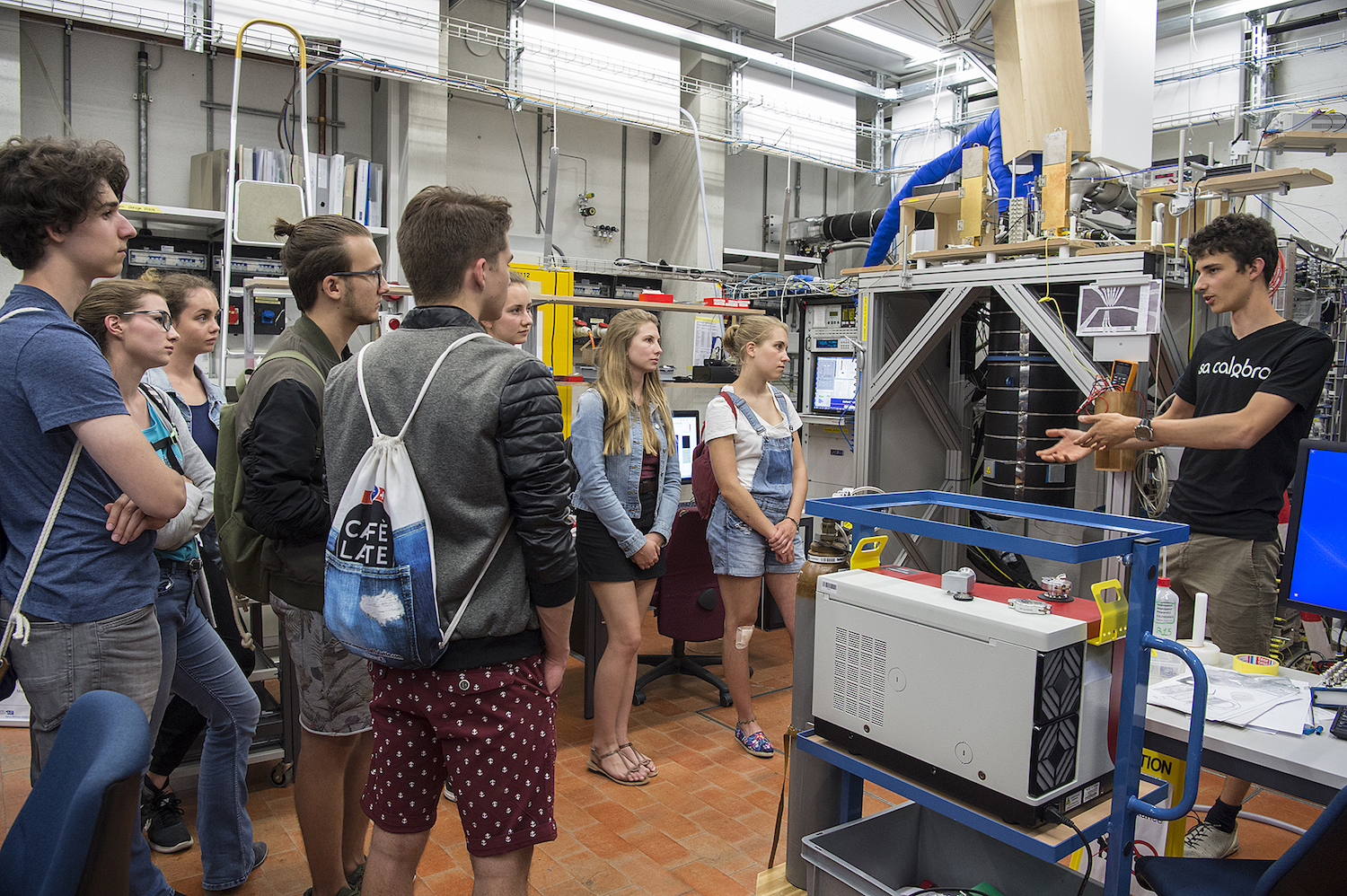 Enlarged view: Benedikt Kratochwil guiding through the labs of the Nanophysics Group