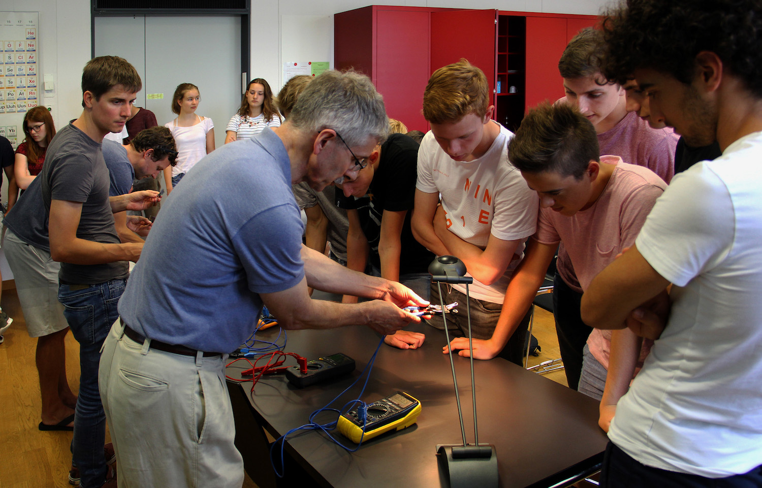 Enlarged view: Prof. Manfred Sigrist and Jonathan Zopes show the results obtained with the 'do-it-yourself solar cells'