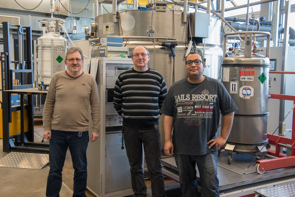 René Keller, Beat Helbling and Richard Lauener in front of the overhauled plant, on the left a dewer ready to fill with liquid helium. 