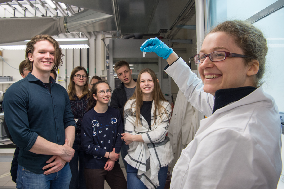 Jolanda Müller, master student in the group of Prof. Rachel Grange demonstrates the Nanoshake to the students from the Netherlands. (Photo: ETH Zurich / D-PHYS Heidi Hostettler)