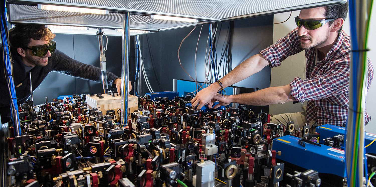 Supervisors Dr. Davide Dreon and Dr. Andrea Morales tuning their experiment in the quantum optics laboratory at ETH Zurich (Photo: ETH Zurich/D-PHYS Heidi Hostettler)