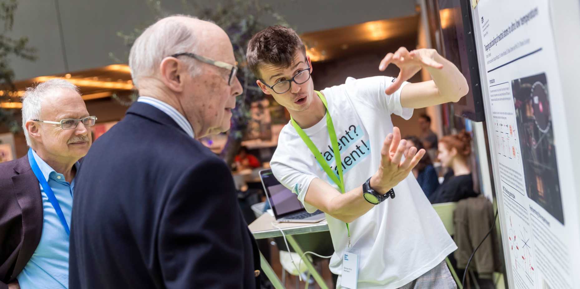 Master's student Simon Hertlein explains his work to two invited guests at the “Meet the Talent” event at ETH Zurich (Photo: ETH Zurich / Alessandro Della Bella)