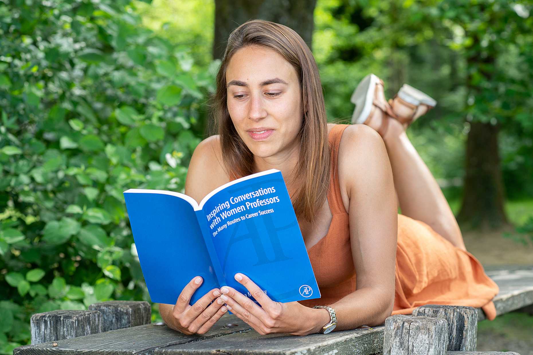 “Inspiring Conversations with Woman Professors” – Plan your future career steps in research. Easily written, the book is also suitable for reading on the move. (Photo: ETH Zurich/D-PHYS Heidi Hostettler)