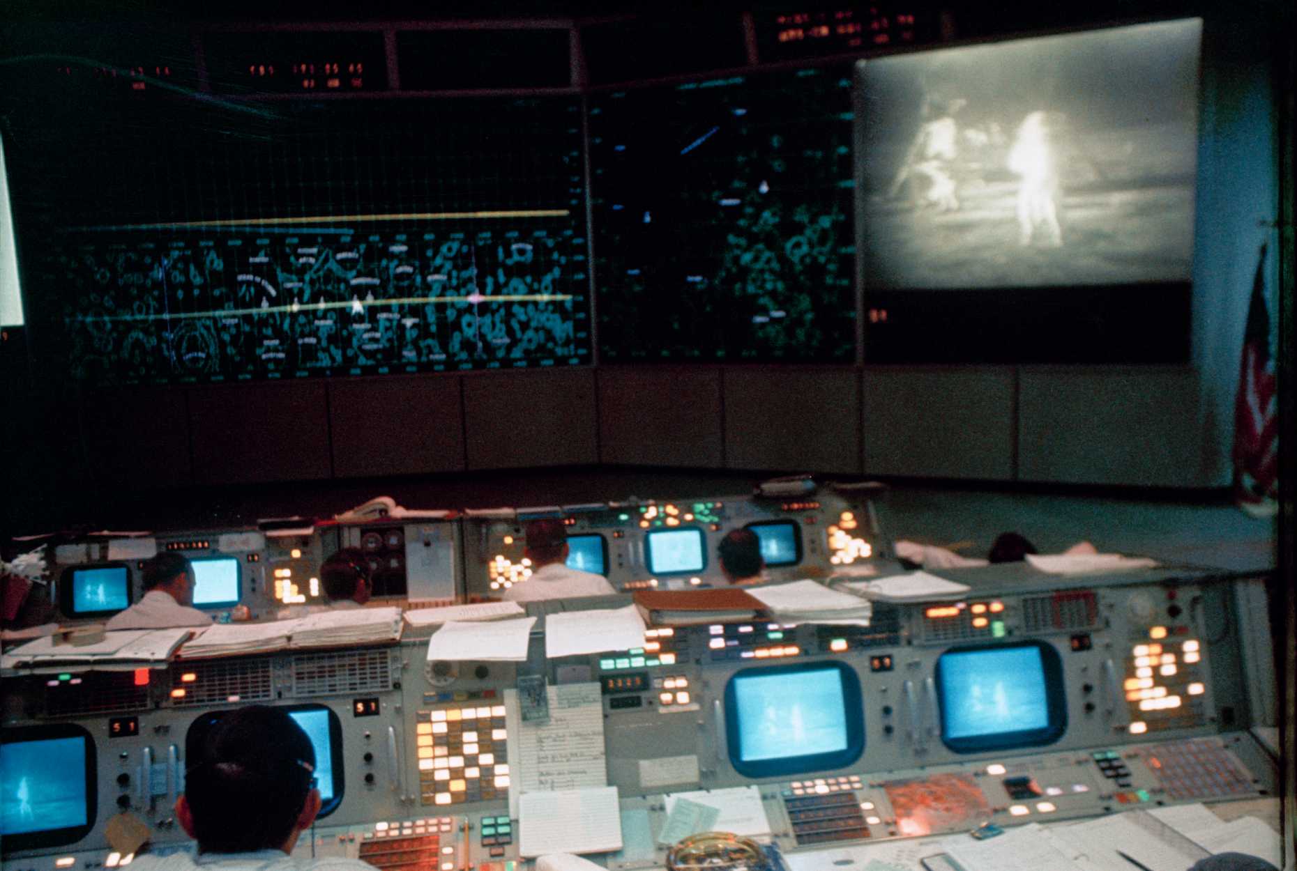Enlarged view: 20 July 1969 at the NASA Mission Control Center in Houston: An Eidophor device projects the television image of Neil Armstrong and Buzz Aldrin on the moon. (Photo: NASA)