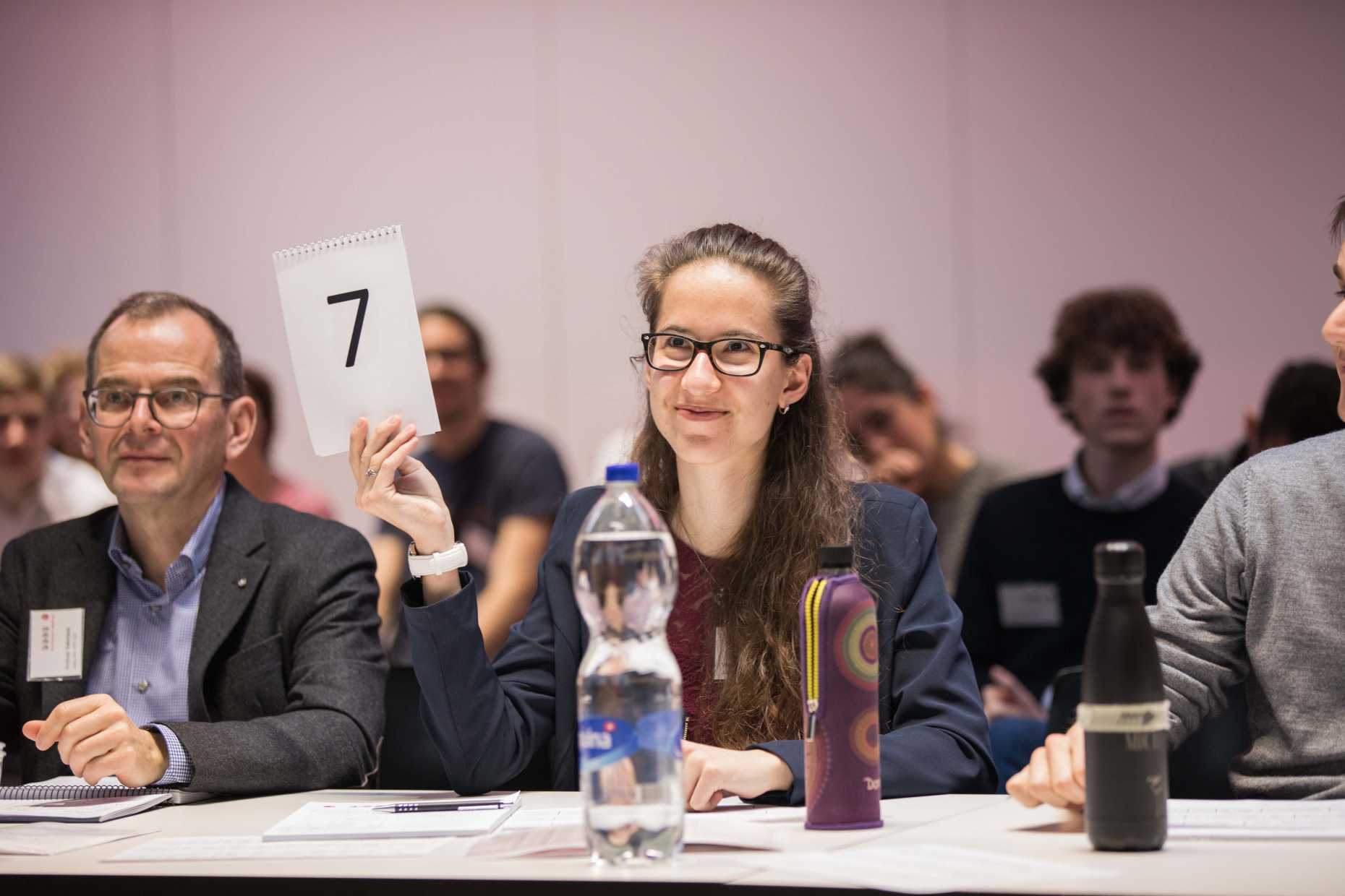 The jury not only consists of physics teachers from the involved schools but also of former participants and experts from science and industry. Jury at the tournament year 2019 (Photo: Cyrill Krähenbühl)