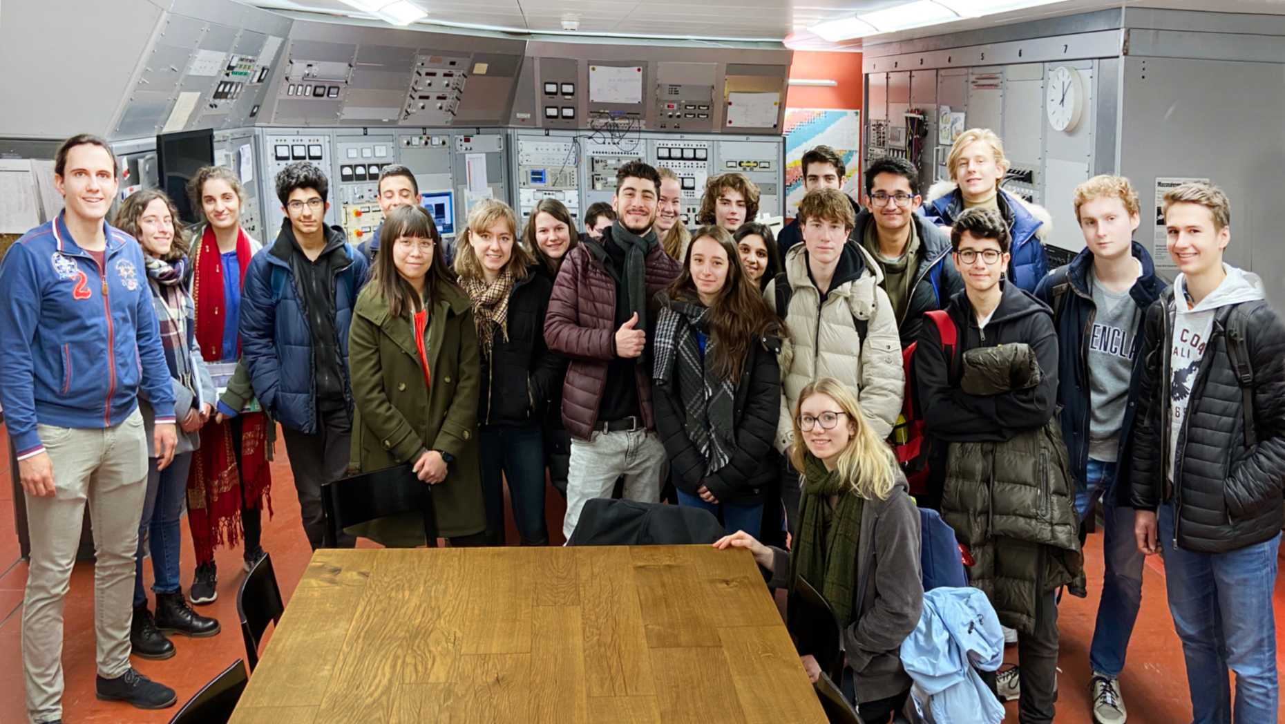 SYPT Physics Week at the Laboratory for Ion Beam Physics at ETH Zurich. Far left: Patrik Weber, at the table: Alisa Miloglyadova. (Photo: ETH Zurich/D-PHYS H.-A. Synal)