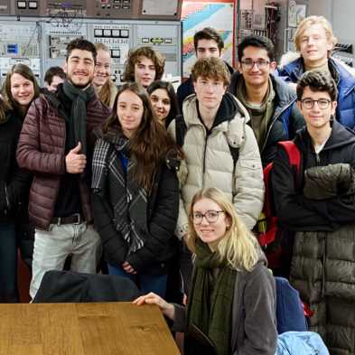 SYPT Physics Week im Laboratorium für Ionenstrahlphysik an der ETH Zürich. Ganz links: Patrick Weber, am Tisch: Alisa Miloglyadova. (Foto: ETH Zürich/D-PHYS H.-A. Synal)