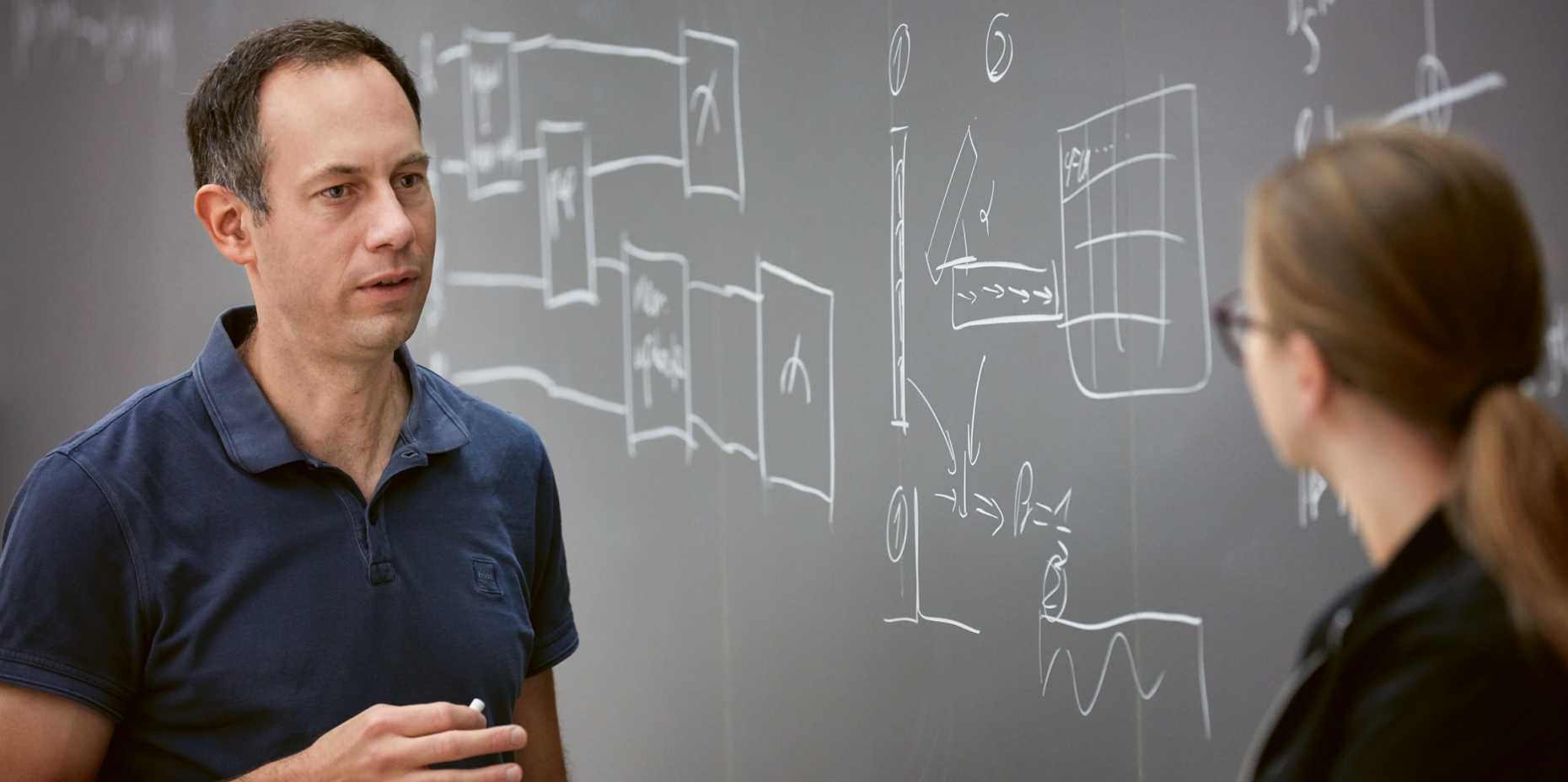 ETH-Professor Renato Renner in front of black board (Photo: ETH Foundation/Das Bild)