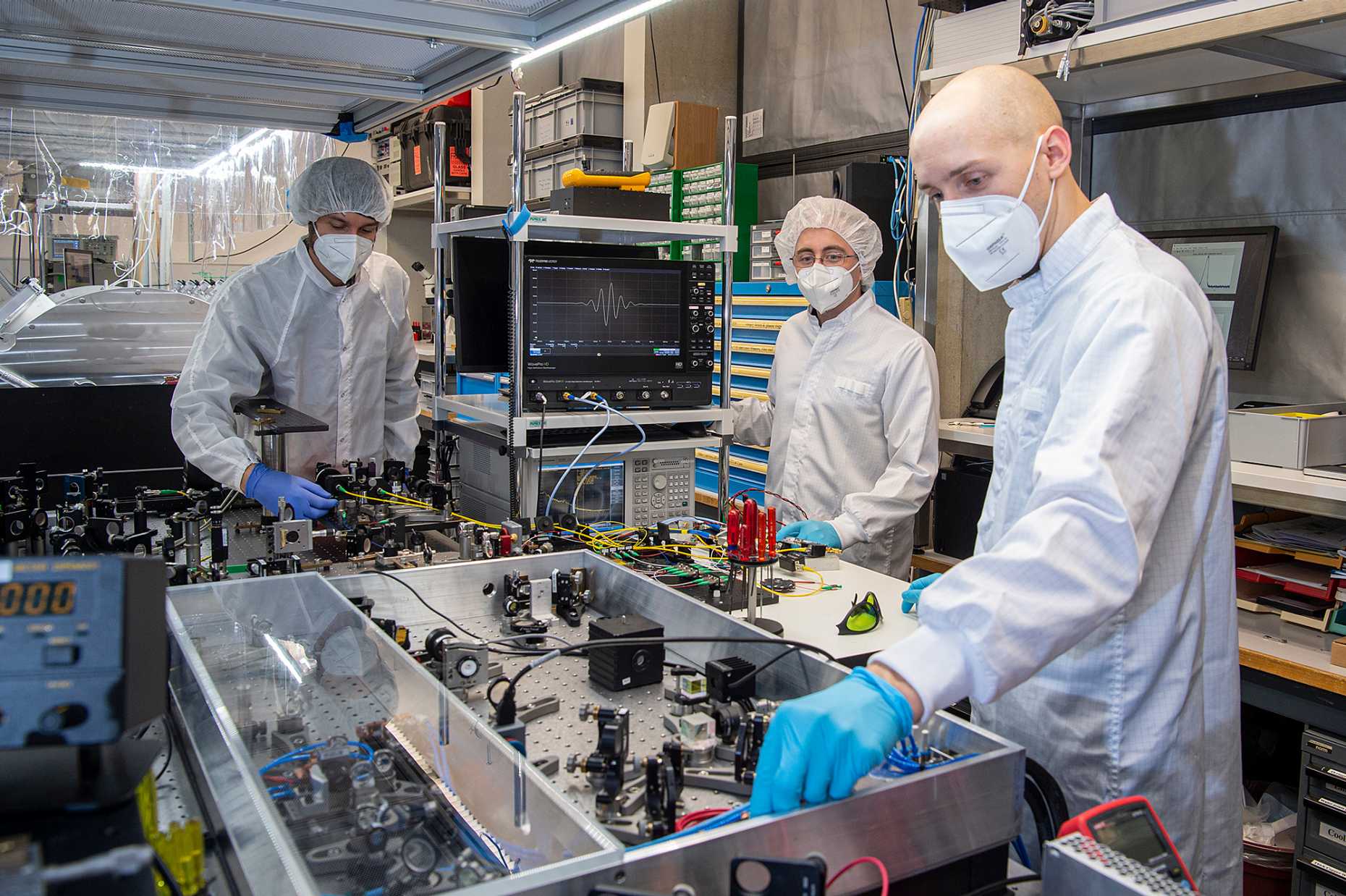 Team members Benjamin Willenberg, Justinas Pupeikis, and Christopher Phillips working with the dual-comb laser at the Ultrafast Laser Physics Lab (Image: ETH Zürich/D-PHYS/Heidi Hostettler)