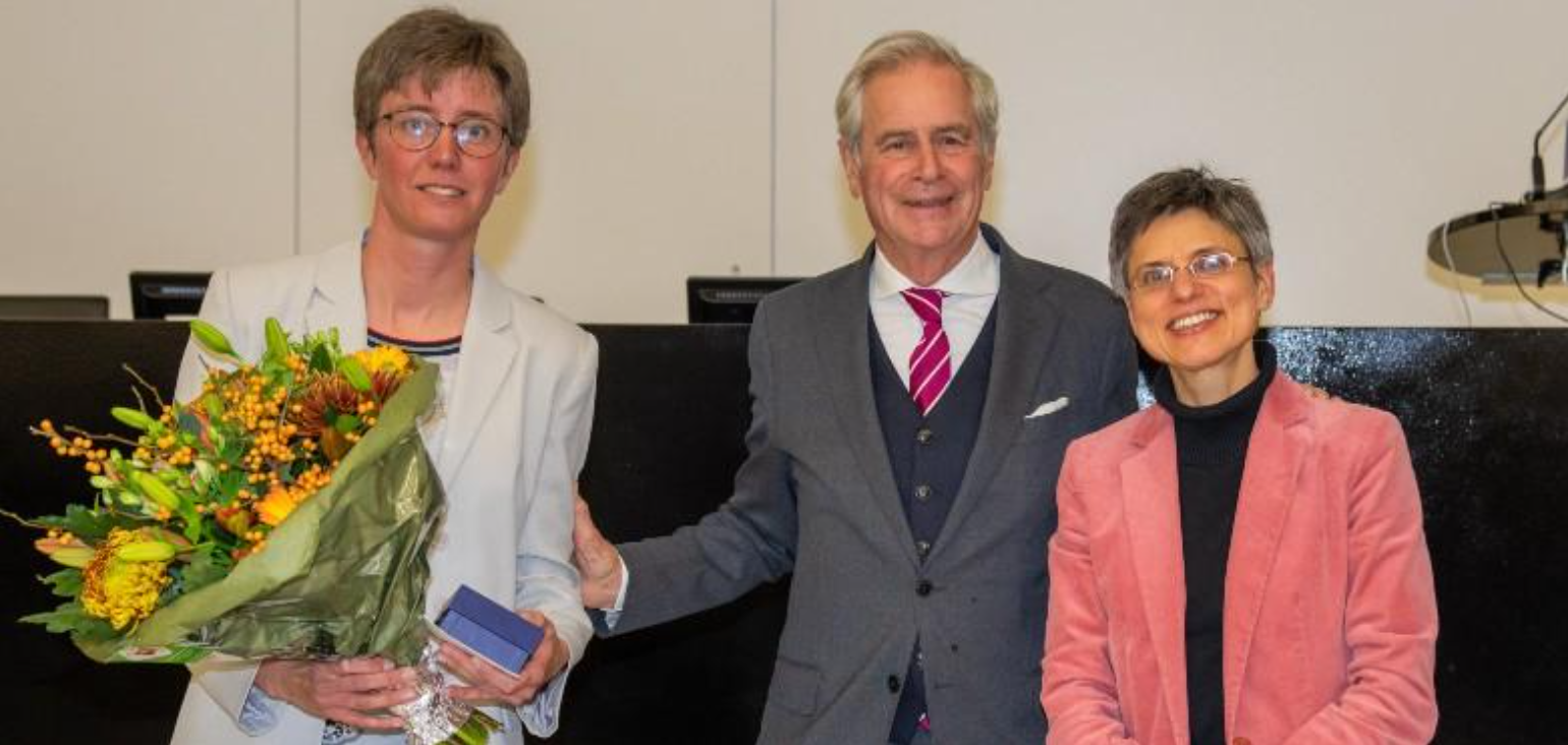 Dr. Veerle Sterken (on the left) awarded the 2021 Christoffel Plantin Price for Science at this year's award ceremony in Antwerpen Belgium. She is pictured here with Mr. Guy van Doosselaere, chairman of the Fund Christophe Plantin, and Dr. Cathy Berx, Governor of the Province of Antwerp. (Image:&nbsp; Fonds Christoffel Plantin)