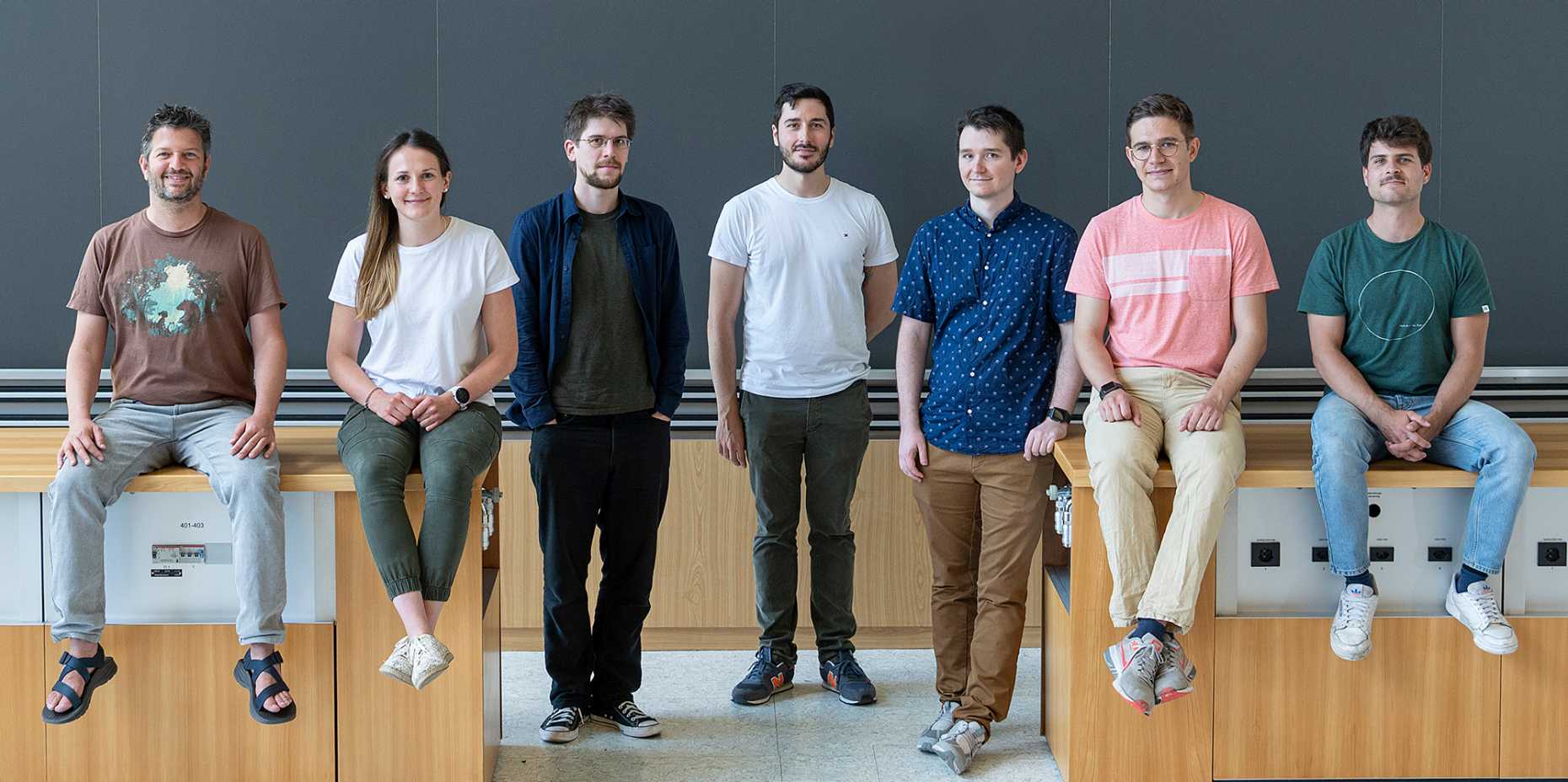 Team spirit also in the lecture hall: Oded Zilberberg, Lidia Stocker, Jan Kosata, Javier del Pino, Tobias Wolf, Toni Heugel, Christian Carisch (f.l.t.r) and absent on this day: Andishe Khedri and Anina Leuch. (Photo: ETH Zurich, Heidi Hostettler)