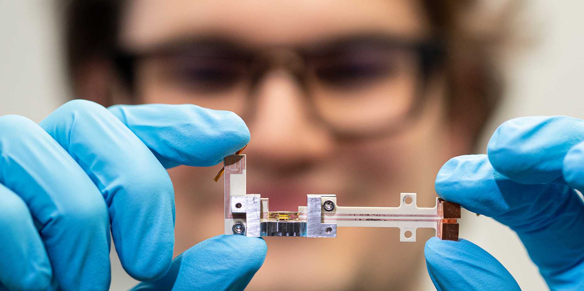 A dismantled ion trap in the ETH Zurich laboratory. Ions, i.e., electrically charged atoms or molecules, are held in this trap using electric and magnetic fields in order to study them. (Photo: ETH Zurich / Heidi Hostettler)